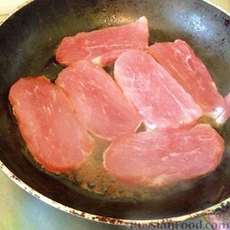Свинина с авокадо под сырной шапкой: Добавить в сковороду соевый соус с растительным маслом.