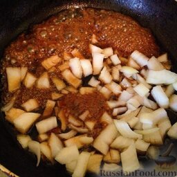 Свинина в соусе на основе японского блюда "Оякодон": Добавить в сковороду соевый соус с сахаром и обжарить лук до прозрачности.
