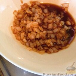 Свинина в соусе на основе японского блюда "Оякодон": Выложить соус в тарелку.