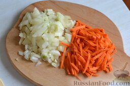 Картофель, тушенный с рёбрышками в мультиварке: Репчатый лук нужно нашинковать мелко.   Морковь я шинкую соломкой.