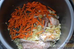 Картофель, тушенный с рёбрышками в мультиварке: Затем нужно обжарить лук вместе с рёбрышками.   Здесь же обжарить и морковь впоследствии.
