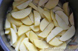 Картофель, тушенный с рёбрышками в мультиварке: Заливаю картофель с рёбрышками горячей водой, солю. Вода не должна полностью накрывать картофель.