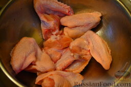 Куриные крылышки с паприкой в сметанном соусе: Тщательно промойте крылышки, очистите при необходимости от перьев. Разрежьте пополам.