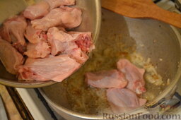 Куриные крылышки с паприкой в сметанном соусе: Лук так же натрите на тёрке. Обжарьте его в масле до прозрачного состояния.   Добавьте крылышки и немного обжарьте, помешивая.
