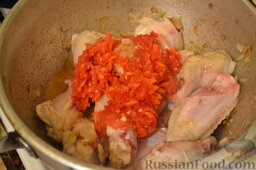 Куриные крылышки с паприкой в сметанном соусе: Киньте помидоры с перцем, соль и паприку, перемешайте и влейте около 150 мл воды.   Тушите мясо на слабом огне около 30 минут. По вкусу можете посолить.