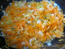 Картофельный суп с вешенками и плавленым сырком: Затем выложить в сковороду морковь, хорошо перемешать с луком.