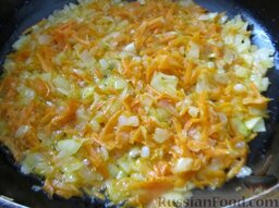Картофельный суп с вешенками и плавленым сырком: Жарить, помешивая, до золотистого цвета, примерно 10 минут.  Переложить жареные овощи на тарелку, пока убрать в сторону.