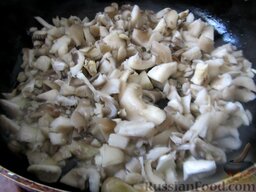 Картофельный суп с вешенками и плавленым сырком: В ту же самую сковороду налить еще 2 столовые ложки масла, разогреть, высыпать рубленые грибы.