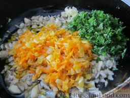Картофельный суп с вешенками и плавленым сырком: В сковороду с грибами выложить жареный лук с морковью, а также чеснок и зелень.