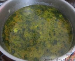 Картофельный суп с вешенками и плавленым сырком: Добавляем в кастрюлю резаное мясо и содержимое сковороды. Готовим еще пару минут.
