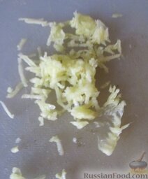 Картофельный суп с вешенками и плавленым сырком: Чеснок потереть на мелкой терке или пропустить через пресс.