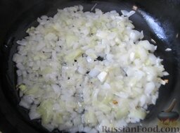 Картофельный суп с вешенками и плавленым сырком: В сковороду налить 2 столовые ложки растительного масла, разогреть. Высыпать на сковороду лук, жарить до прозрачности, примерно 5 минут.