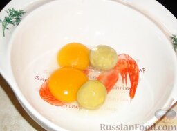 Соус тартар: В глубокую тарелку выложите вареные и сырые яичные желтки, выдавите сок из половинки лимона.