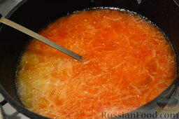 Суп фасолевый с капустой: Добавьте томатную пасту и варите до готовности капусты.