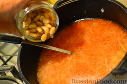Суп фасолевый с капустой: Отправьте фасоль в кастрюлю.