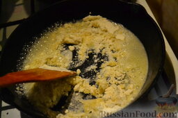 Суп фасолевый с капустой: Разогрейте в сковороде оставшееся масло и обжарьте муку около минутки.   Всыпьте паприку, сразу перемешайте. Будьте осторожны, чтобы паприка у вас не сгорела.