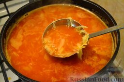 Суп фасолевый с капустой: Всыпьте пассеровку в суп и доведите снова до кипения.