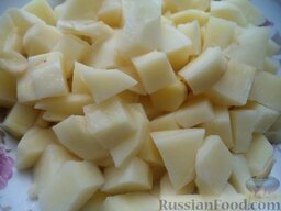 Сырный суп с гренками: Очистить, вымыть картофель, нарезать кусочками.