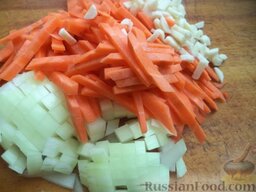 Сырный суп с гренками: Очистить, вымыть лук и морковь. Нарезать соломкой.