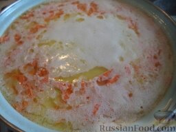 Сырный суп с гренками: Вскипятить бульон (или воду), добавить картофель, лук и морковь. Варить 10-15 минут.   Добавить сыр, варить до растворения (5-7 минут).