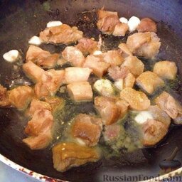 Свинина с помидорами, грибами и сыром: Разогреть сливочное масло, добавить чеснок и грибы (вы можете взять любые на ваш вкус). Обжарить и вытащить.