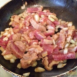 Свинина с помидорами, грибами и сыром: Разогреть масло с соевым соусом, добавить мясо и обжарить до побеления.