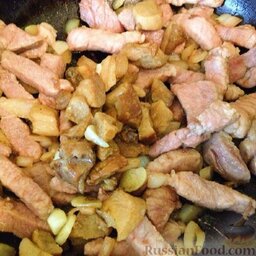 Свинина с помидорами, грибами и сыром: Смешать мясо с грибами.