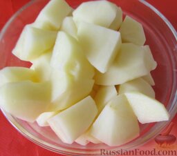 Овощное рагу с курицей: Включить духовку, разогреть до 180 градусов.    Картофель и морковь почистить.   Картофель порезать крупными кусками.