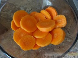 Овощное рагу с курицей: Морковь порезать кружочками.