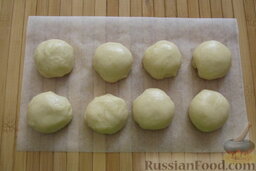 Вэрзэре - молдавские пирожки с капустой: Когда начинка готова, приступают к изготовлению пирожков. Сперва тесто разделяют на одинаковые шарики.