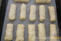 Вэрзэре - молдавские пирожки с капустой: Вэрзэре выкладывают на противень и пекут в разогретой духовке около 20 минут при 180°C.