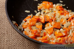 Фасолевый суп на косточках: Нарезаем мелко лук, морковь - четвертинками кружков. Обжариваем все вместе до мягкости. Кто любит покислей, можно добавить ложку-другую томатной пасты.