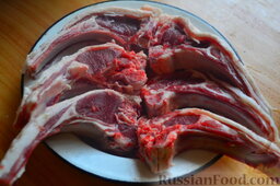 Шашлык из баранины на кости: Вымойте мясо и разделите его на части.