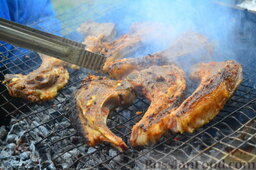 Шашлык из баранины на кости: Обжарьте мясо с обеих сторон. Если огонь будет разгораться, тушите холодной водой.