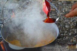 Халасле - венгерский рыбный суп: Перекладываем жидкость на костёр, доводим до кипения, добавляем паприку, соль и перец.