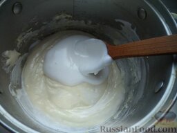 Бисквитный торт с творожным кремом: Взбитые белки добавить к желткам с мукой.