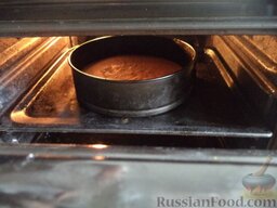 Бисквитный торт с творожным кремом: Поставить фору с тестом в разогретую духовку на среднюю полку. Выпекать при температуре 180 градусов, не открывая духовку, около часа (от 40-45 минут).