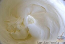 Бисквитный торт с творожным кремом: Сделать творожный крем. Творог миксером растереть с сахарной пудрой. Добавить сливки. Все вместе хорошо взбить.