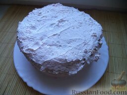 Бисквитный торт с творожным кремом: Смазать коржи кремом и сформировать торт.