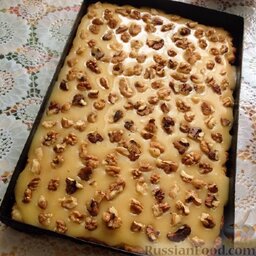 Печенье "Домашний Твикс": Выложить орехи, можно слегка их вдавить.  Убрать в холод (в морозилку), чтоб немного застыло.