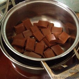 Печенье "Домашний Твикс": Когда нуга уже застынет, сделать шоколадную поливку: на водяной бане растопить шоколад с маслом.