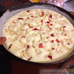 Фруктовый пирог: Вылить тесто, посыпать яблоками.  Выпекать 20-25 мин на 180 градусов.