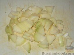 Картофель, тушенный с фрикадельками: Лук очистить и мелко нарезать.