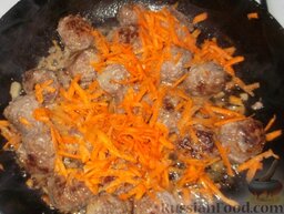 Картофель, тушенный с фрикадельками: Морковь очистить, вымыть, натереть на терке, выложить к фрикаделькам. Убавить огонь до среднего, перемешать и жарить еще 3-5 минут.