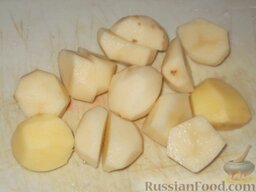 Картофель, тушенный с фрикадельками: Картофель очистить, вымыть и нарезать.
