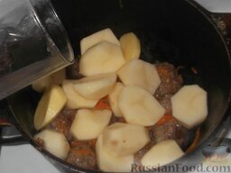 Картофель, тушенный с фрикадельками: В казанок сложить тефтельки (вместе с маслом, в котором они обжаривались). Сверху выложить картофель. Влить воду. Посолить. Накрыть крышкой, довести до кипения и тушить 20 минут.