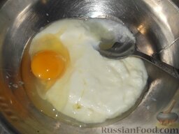 Беляши в духовке: Приготовить тесто. Для этого смешать яйцо, белок и кефир.