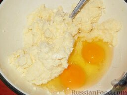 Песочное пирожное с глазурью: Добавить яйца, снова перемешать.