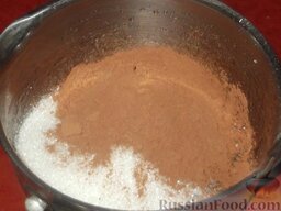Песочное пирожное с глазурью: Приготовить глазурь. Для этого смешать сахар, какао и молоко.