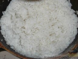 Рисовые дрожжевые пончики: Рис залить водой (3,5-4 стакана). Довести до кипения, посолить (1 щепотка), варить до готовности, 20-25 минут.
